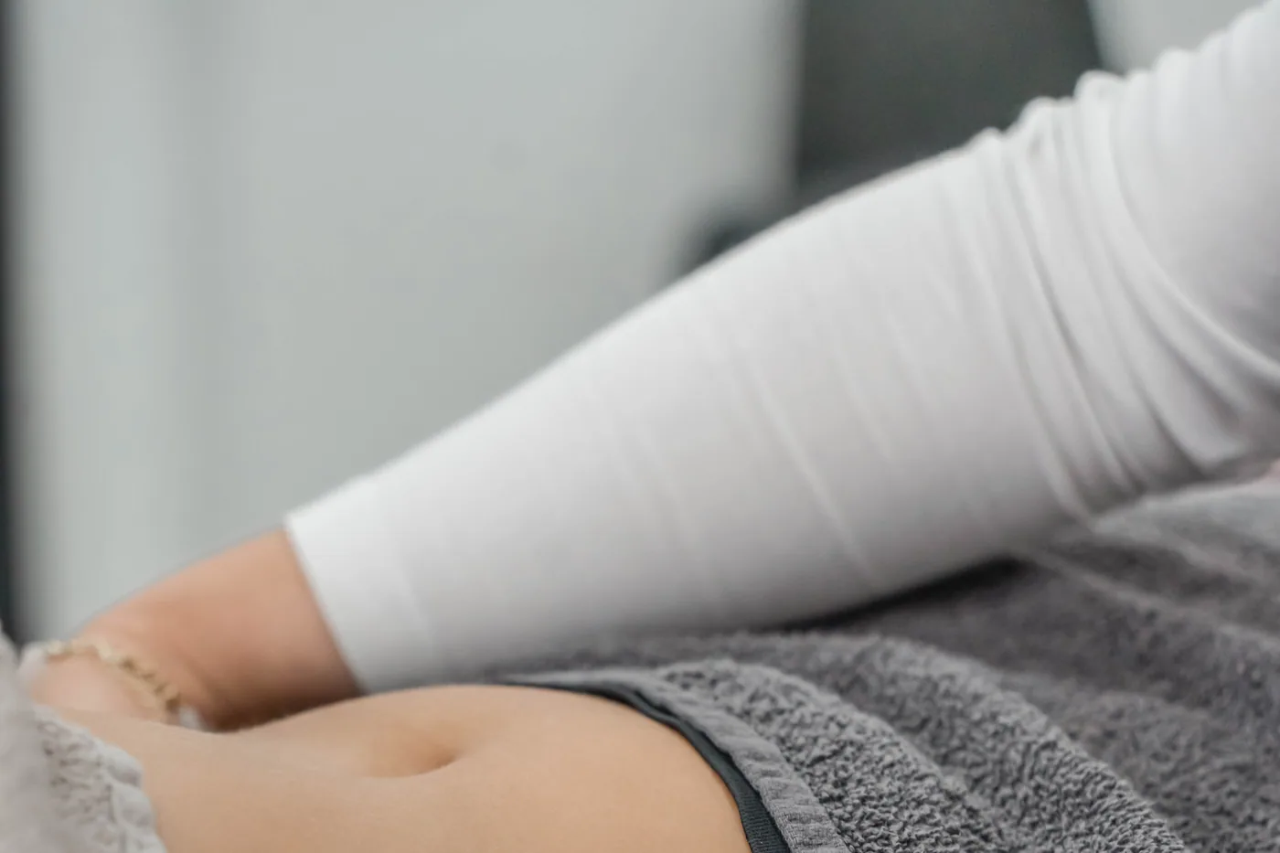 Sanfte Behandlung am Bauch auf der Liege